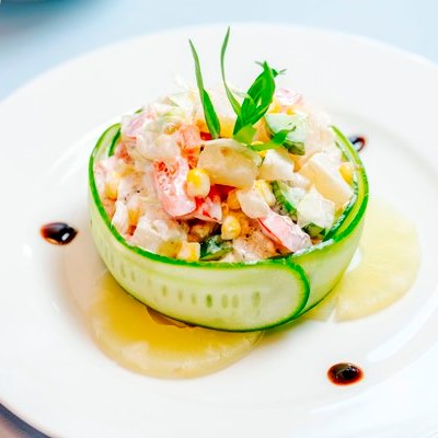 Салат постный с кальмарами, ананасами и овощами