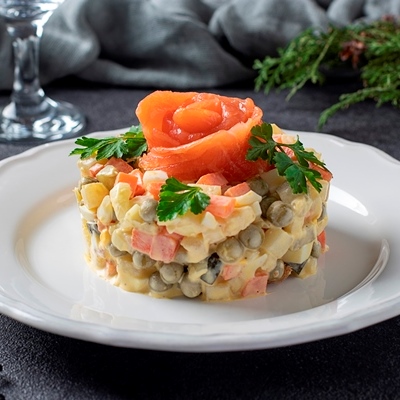 Постный "Оливье" с запечёнными овощами, лососем и острой заправкой Постный «Оливье» с запечёнными овощами, лососем и острой заправкой