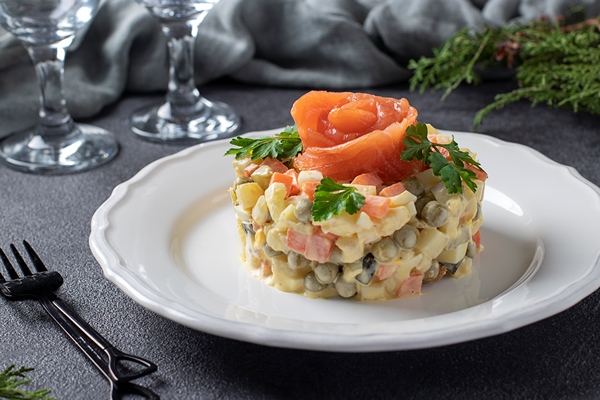 Постный "Оливье" с запечёнными овощами, лососем и острой заправкой salat oliv e s solenym lososem na temno serom fone prazdnicnaa prezentacia - Постный "Оливье" с запечёнными овощами, лососем и острой заправкой