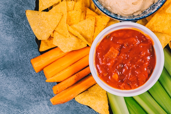 sous sal sa v miske nad morkov u stebel sel derea i tortil a v tarelke - Соус "Сальса" с пореем