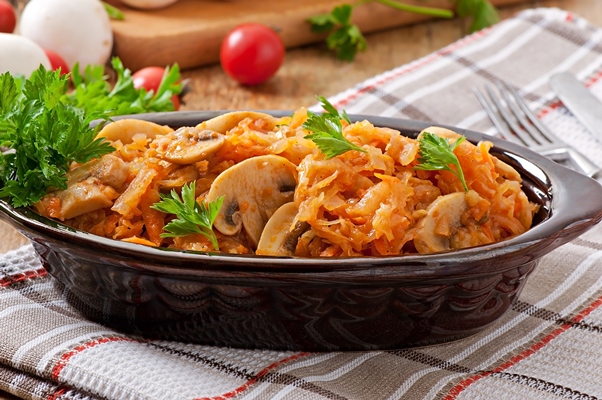 tusenaa kapusta s gribami i tomatnym sousom - Капуста по-охотничьи постная