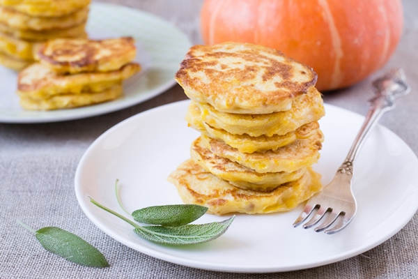 tykvennye olad i na tarelke - Постные тыквенные оладьи с манкой