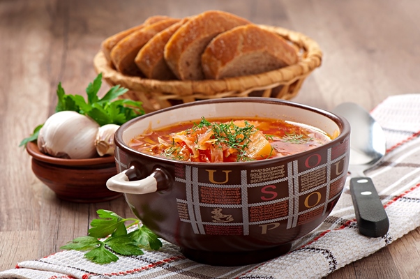 ukrainskii i russkii nacional nyi krasnyi sup bors krupnym planom - Быстрые постные рыбные щи с фасолью