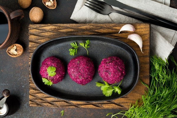 zakuska iz svekly i kapusty s greckim orehom i kinzoi - Пхали из свёклы