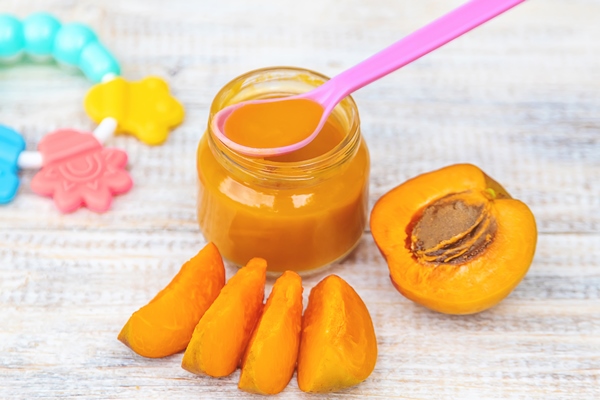 baby food small jars selective focus 2 - Абрикосовое пюре для прикорма