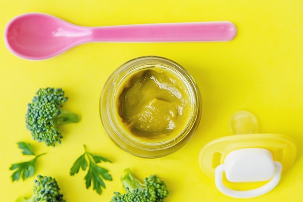 Детское питание: первый прикорм baby food small jars selective focus - Детское питание: первый прикорм