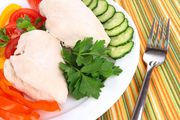 boiled chicken breast plate with vegetables close up - Паровая куриная грудка в мультиварке