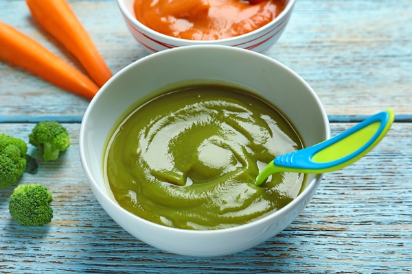 bowl with baby food wooden background - Пюре из брокколи для первого прикорма