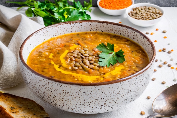 Чечевичный суп в мультиварке cooked chana dal fry split bengal gram tadka served bowl pan selective focus white background - Чечевичный суп в мультиварке