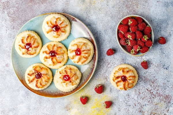 delicious cookies with raspberry jam fresh raspberries - Картофельные гнёзда с творогом