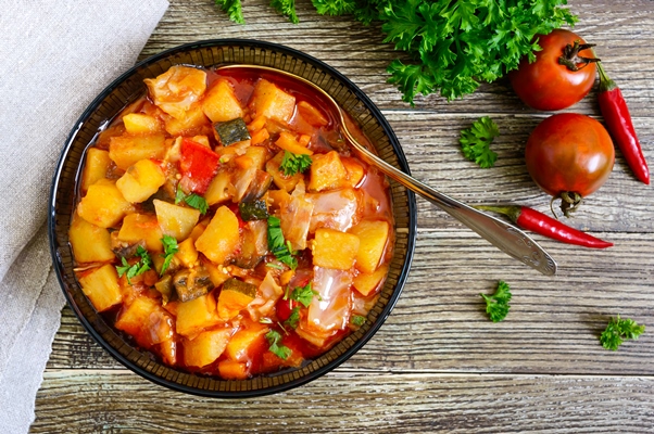delicious vegetable stew bowl table - Овощное рагу в мультиварке