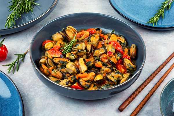 fresh cooked mussels - Мидии с овощами