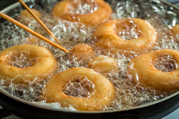 frying sweet tasty donuts fresh oil 1 - Пончики с мясом во фритюре (старинный рецепт)
