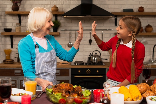 grandmother and granddaughter playing in the kitchen - Святочные кулинарные традиции