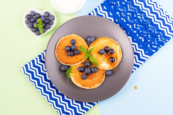 high angle view fruits plate table - Белковые оладьи на завтрак