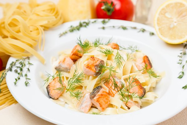 hot pasta with garnish plate 2 - Фетучини Альфредо с рыбой