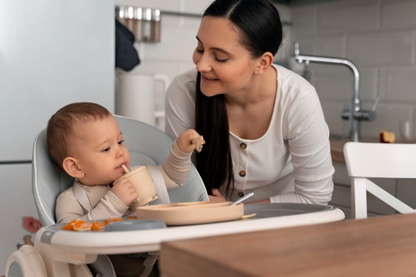 lifestyle woman going through motherhood - Примерный рацион ребенка до года