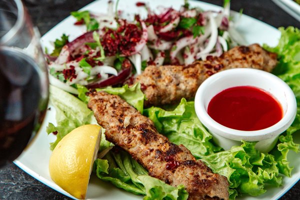 meat kebab served with onions ketchup - Куриный люля-кебаб