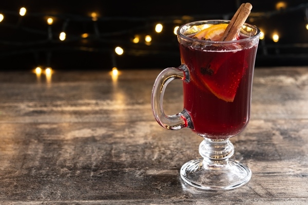Безалкогольный глинтвейн со сбитнем в сиропе mulled wine with orange cinnamon sticks christmas decoration - Безалкогольный глинтвейн со сбитнем в сиропе