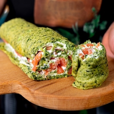 Закусочный рулет из шпината и форели Закусочный рулет из шпината и форели