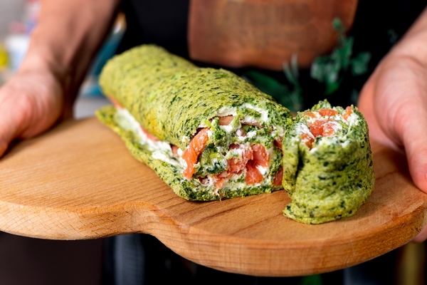 Закусочный рулет из шпината и форели rolls baked biscuit cake with spinach mint swiss roll selective focus - Закусочный рулет из шпината и форели