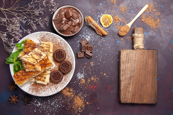 Шоколадные рисовые блинчики top view delicious sweet pastries with chocolate cookies dark space - Шоколадные рисовые блинчики