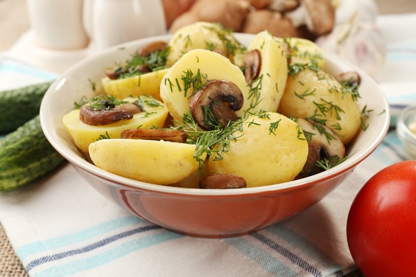 Отварной картофель с жареными грибами по-белорусски young boiled potatoes with mushrooms table close up - Отварной картофель с жареными грибами по-белорусски