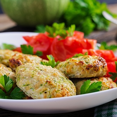 Куриные котлеты с кабачком и помидорами Куриные котлеты с кабачком и помидорами
