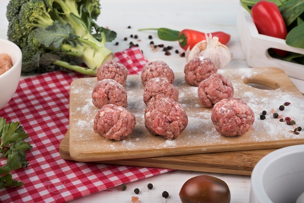 close up meatballs on wooden board and broccoli - Митболы из говядины