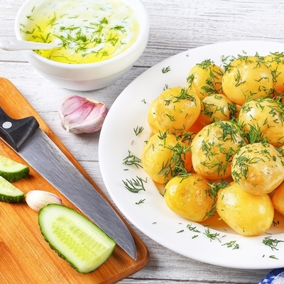 Запечённый отварной картофель со сметанно-чесночным соусом