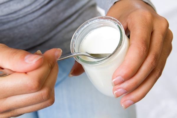 Простокваша close up of female eating yogurt - Простокваша