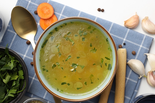 concept of cooking chicken soup or broth on white background - Острый куриный бульон с имбирём и чесноком