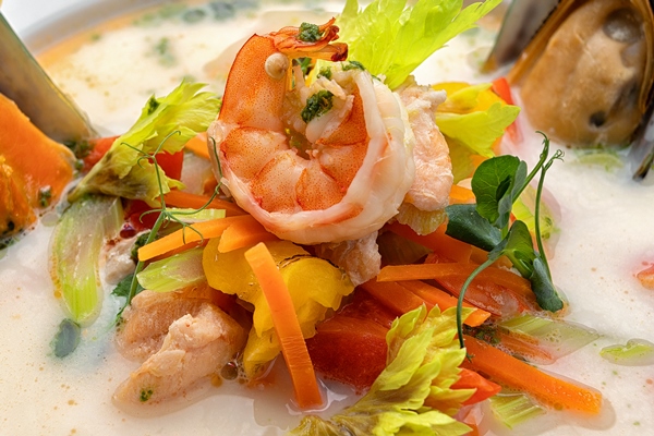 Морепродукты в кокосовом соусе с овощами creamy fish soup with salmon seafood dark background - Морепродукты в кокосовом соусе с овощами