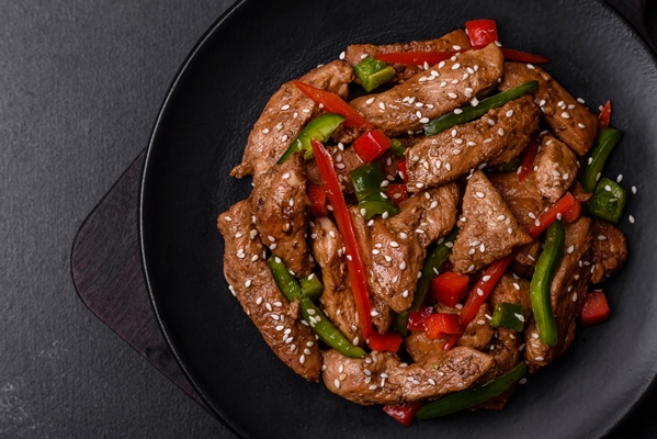 delicious asian teriyaki meat with red green bell peppers - Мясо по-корейски с рисом