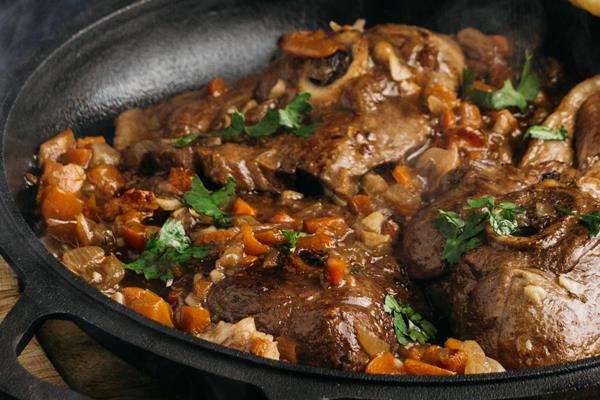 Оссобуко с овощами delicious pakistani dish high angle - Оссобуко с овощами