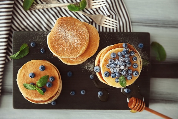 Медовые панкейки delicious pancakes with blueberries honey mint wooden cutting board - Медовые панкейки