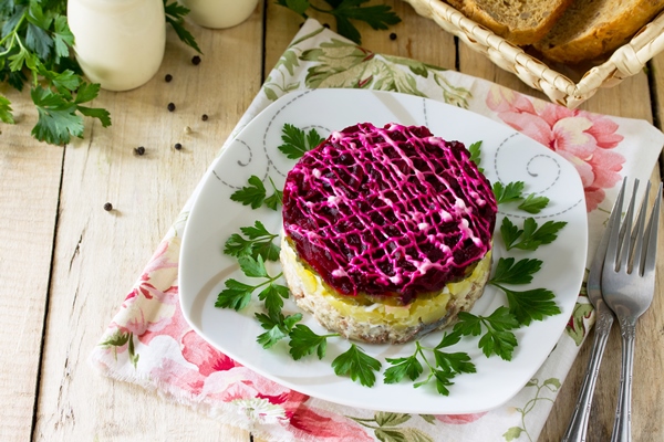 Салат "Сельдь под шубой" с солёными огурчиками domasnii zakuska na prazdnicnom pashal nom stole salat s kartoskoi lososa i svekly - Салат "Сельдь под шубой" с солёными огурчиками