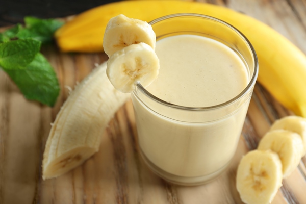 glass tasty banana smoothie table - Банановый напиток с мёдом