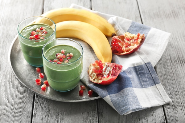 Смузи из шпината и банана с мятой и клюквой glasses fresh green smoothie metal tray - Смузи из шпината и банана с мятой и клюквой