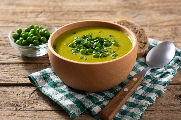 Суп-пюре постный из зелёного горошка и лука-порея green pea soup wooden bowl - Суп-пюре постный из зелёного горошка и лука-порея