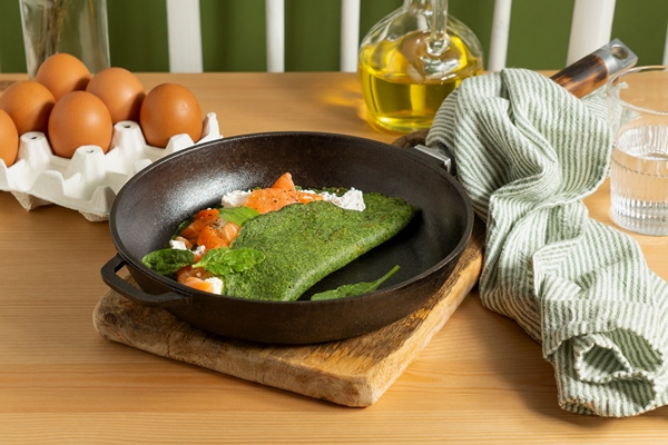 Шпинатные блинчики с малосольным лососем и творожным сыром high angle delicious meal pan - Шпинатные блинчики с малосольным лососем и творожным сыром
