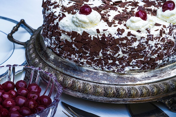 Торт "Сметанник" с вишней krupnyi plan torta na stole - Торт "Сметанник" с вишней