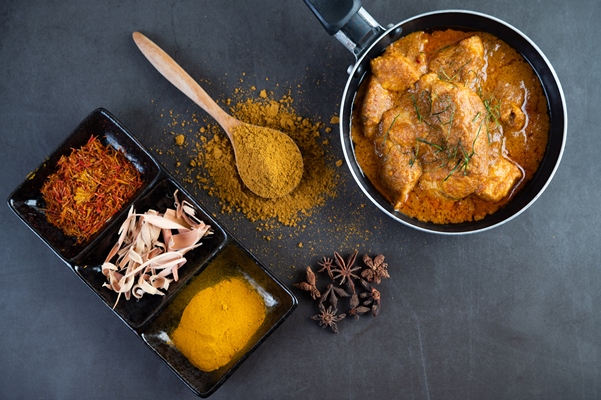 Смесь 10 пряностей "Гарам масала" massaman curry frying pan with spices cement floor - Смесь 10 пряностей "Гарам масала"