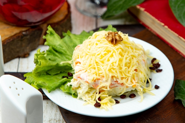 mimosa salad topped with grated cheese - Салат с консервированной рыбой и сыром