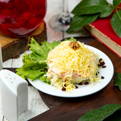 Салат с консервированной рыбой и сыром