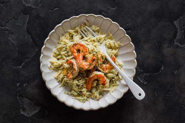 Паста орзо с креветками orzo pasta with shrimp dillmustardlemon marinade dark surface top view - Паста орзо с креветками