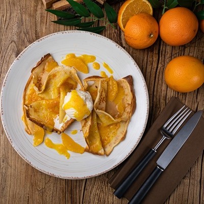 Креп Сюзетт с апельсиновым соусом и мороженым