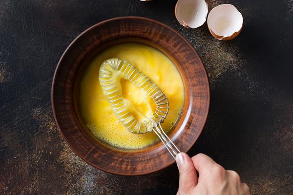 top view bowl with eggs yolk - Гоголь-моголь