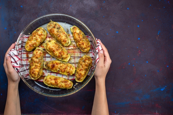 Лодочки из кабачков, фаршированные соевым фаршем top view sliced cooked squashes with spicy minced meat dark blue surface - Лодочки из кабачков, фаршированные соевым фаршем