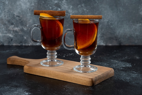 Варенуха домашняя безалкогольная two glass cups with fresh tea cinnamon sticks - Варенуха домашняя безалкогольная